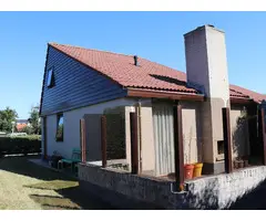 Comfortabel vrijstaand vakantiehuis met zonnig terras en buitenhaard