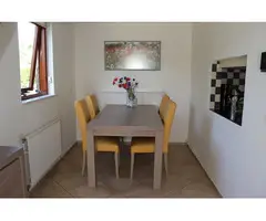 Comfortabel vrijstaand vakantiehuis met zonnig terras en buitenhaard - 8