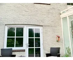 Luxe gastenkamer ligt op een fijne locatie aan de rand van het centrum van Den Burg.