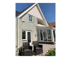 Luxe gastenkamer ligt op een fijne locatie aan de rand van het centrum van Den Burg.