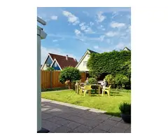 Luxe gastenkamer ligt op een fijne locatie aan de rand van het centrum van Den Burg.