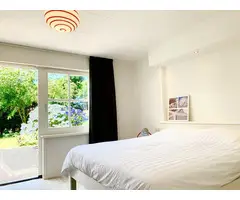 Luxe gastenkamer ligt op een fijne locatie aan de rand van het centrum van Den Burg.