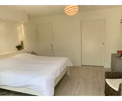 Luxe gastenkamer ligt op een fijne locatie aan de rand van het centrum van Den Burg. - 6