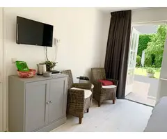 Luxe gastenkamer ligt op een fijne locatie aan de rand van het centrum van Den Burg. - 7