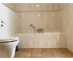 Luxe gastenkamer ligt op een fijne locatie aan de rand van het centrum van Den Burg. - 9